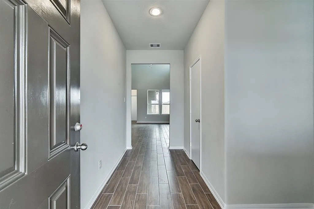 3 bed, 2.5 bath, 2128 sqft, $2,450 — Photo 3