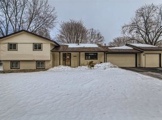 3320 Country Wood Dr, Burnsville, MN 55337