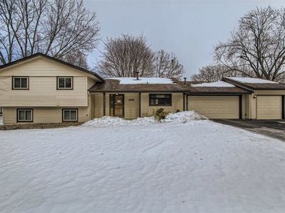 3320 Country Wood Dr, Burnsville, MN, 55337