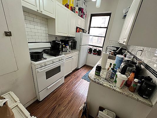 5th image of 211 W 108th St APT 22