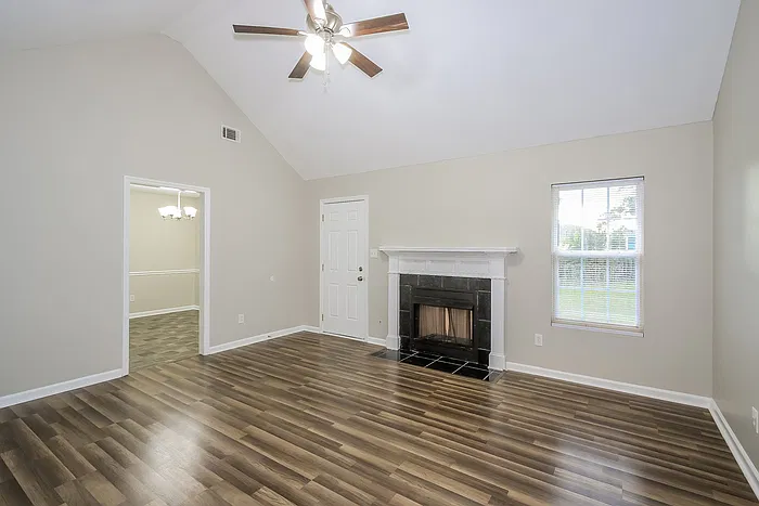 4 bed, 2.0 bath, 2200 sqft, $2,025 — Photo 3