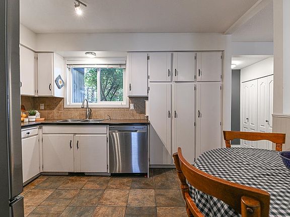 5th image of 32870 Bevan Way #9