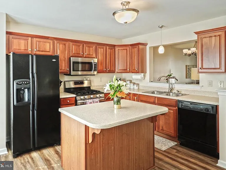 2723 Foxshire Dr — Photo 7