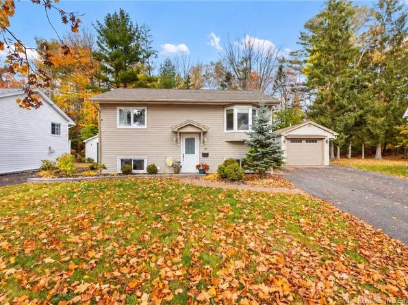 15 Lilac Cres, Fredericton, NB E3A 2G7