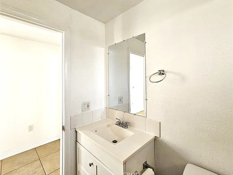 656 W 21st St — Photo 13