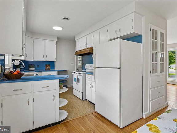 3rd image of 1020 View St