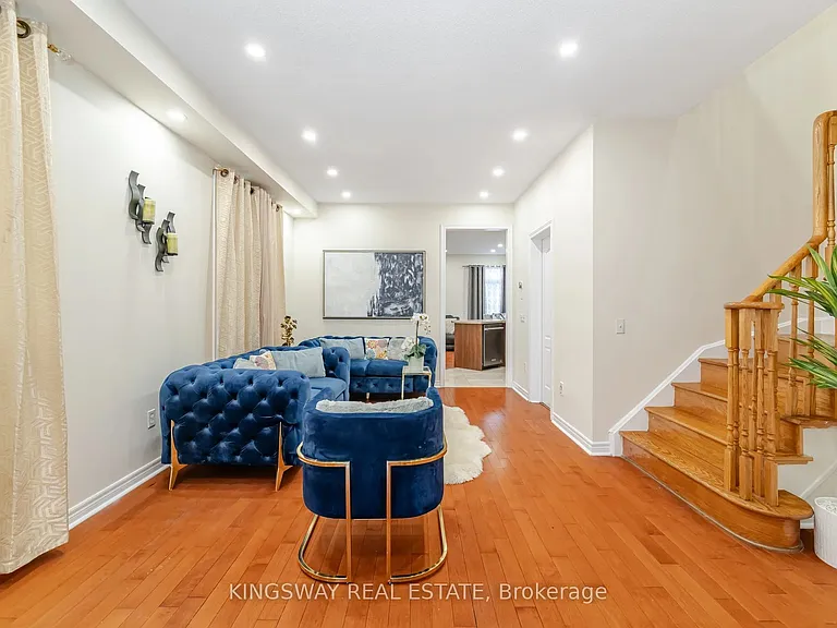 803 Khan Cres — Photo 10