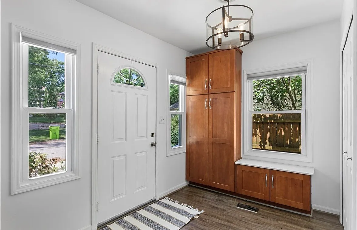 2 bed, 828 sqft, $2,200 — Photo 2