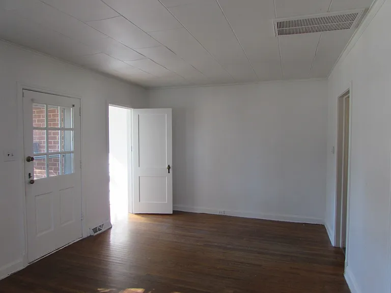 322 W McCubbins St — Photo 4