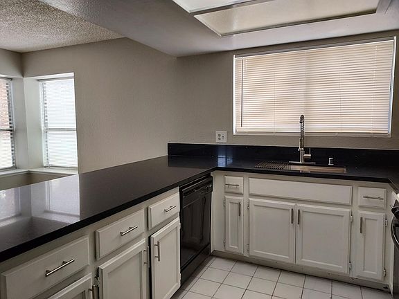 6612 Crosstimber Ct - Kitchen