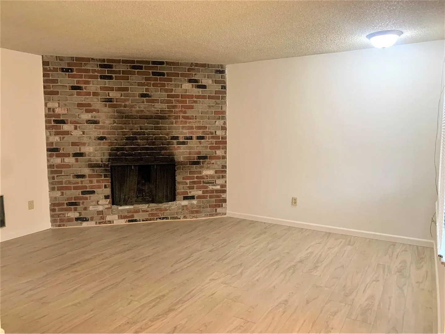 Charming Two Bedroom Flat With Attached Garage. — Photo 3