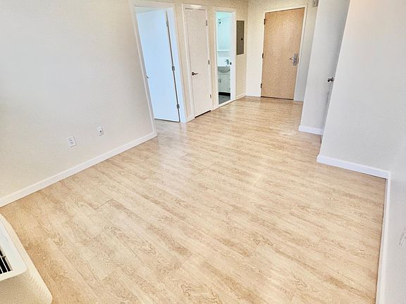 5th image of 4801 Spruce St #106