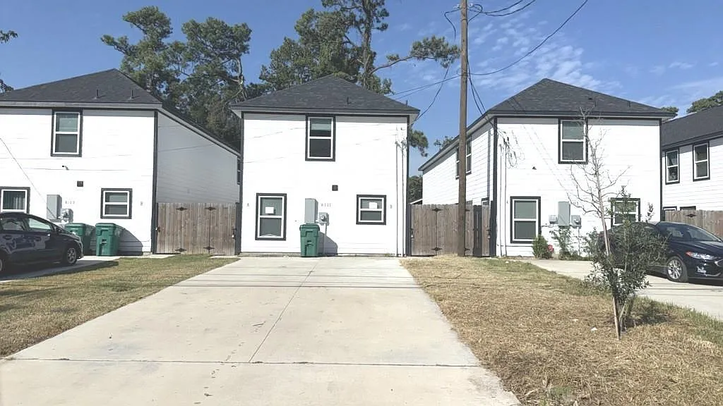 3 bed, 1160 sqft, $1,450 — Photo 1