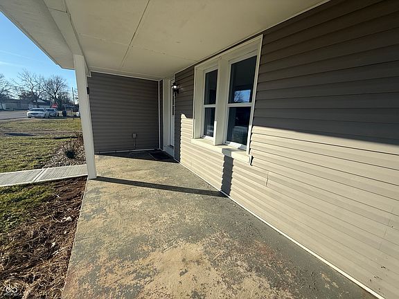 4th image of 950 E Warren St