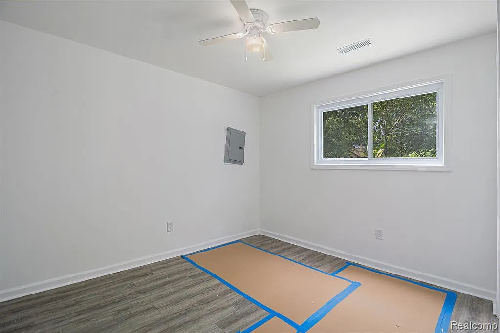 3 bed, 918 sqft, $1,300 — Photo 2