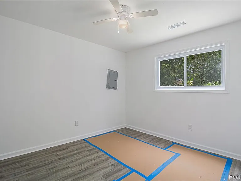15835 Burgess St — Photo 2