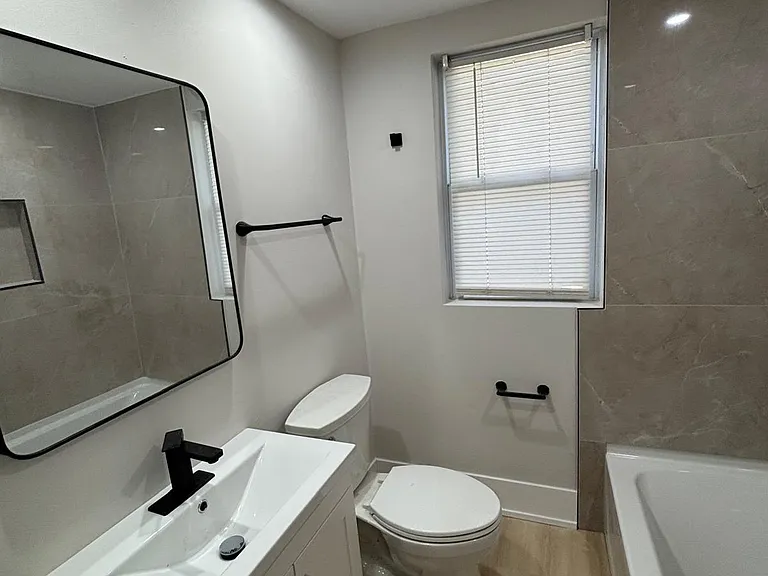 247 S Oakland Grv — Photo 24