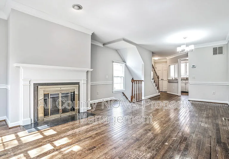 1203 Michigan Ct — Photo 2