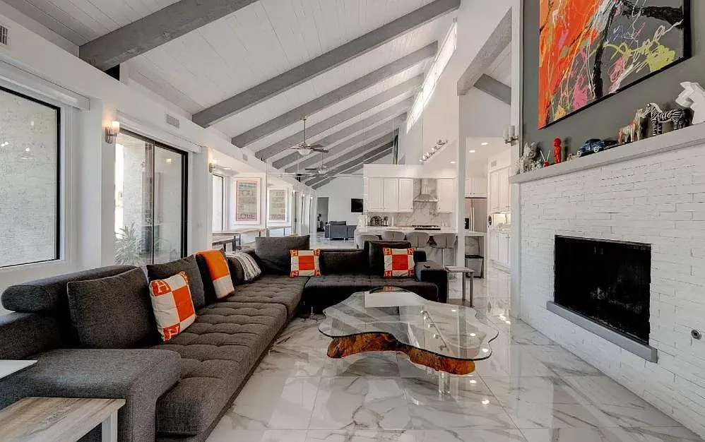 135 Desert West Dr — Photo 1