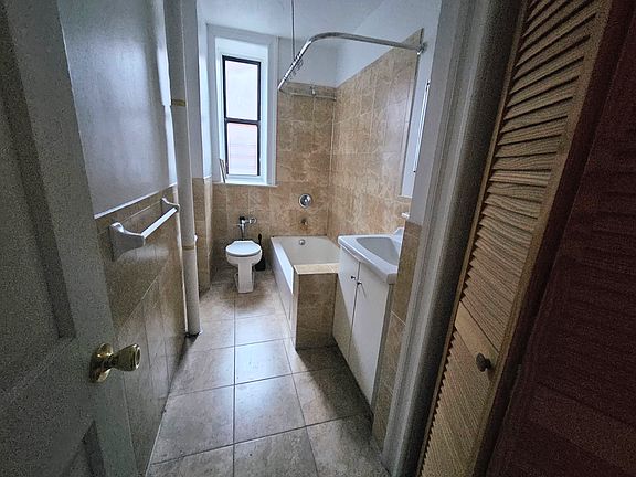 5th image of 289 Empire Blvd APT 1K