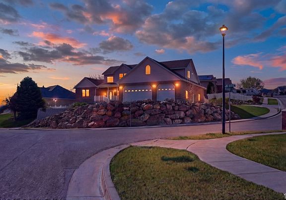 2nd image of 1035 N Valley Dr