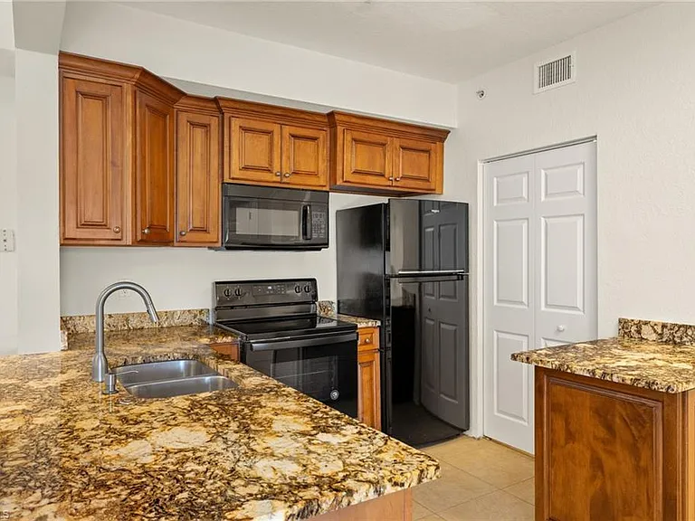 6401 Aragon Way #204 — Photo 8