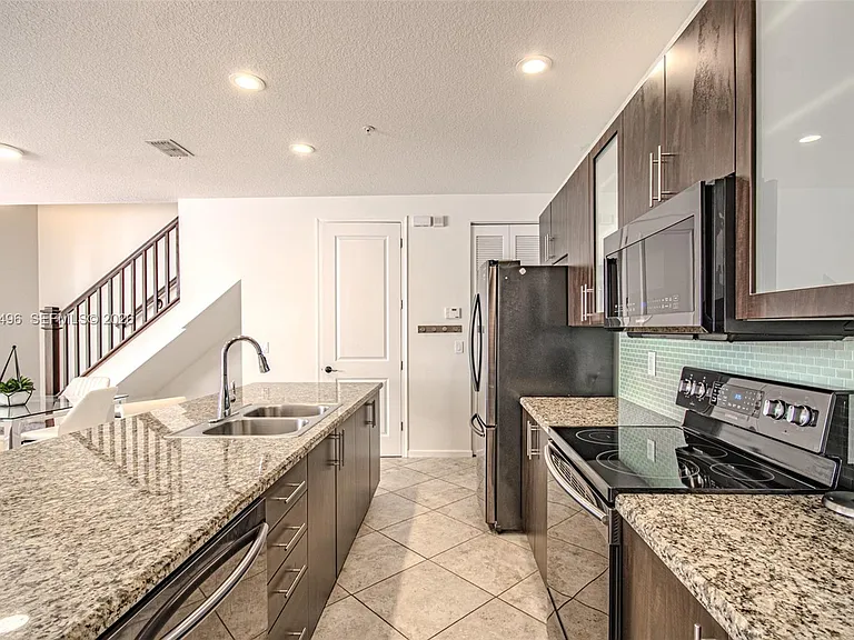 1430 NW 48th Dr — Photo 3