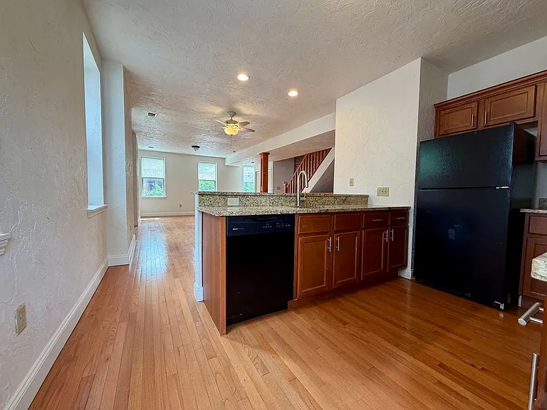 709 Bellefonte St — Photo 2