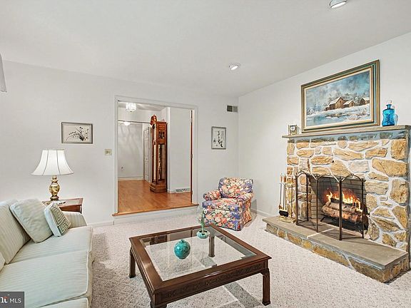 3rd image of 218 Overland Ln