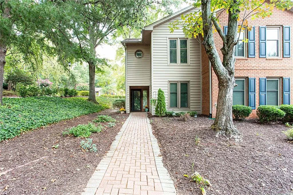 1005 Garden Ct photo 1