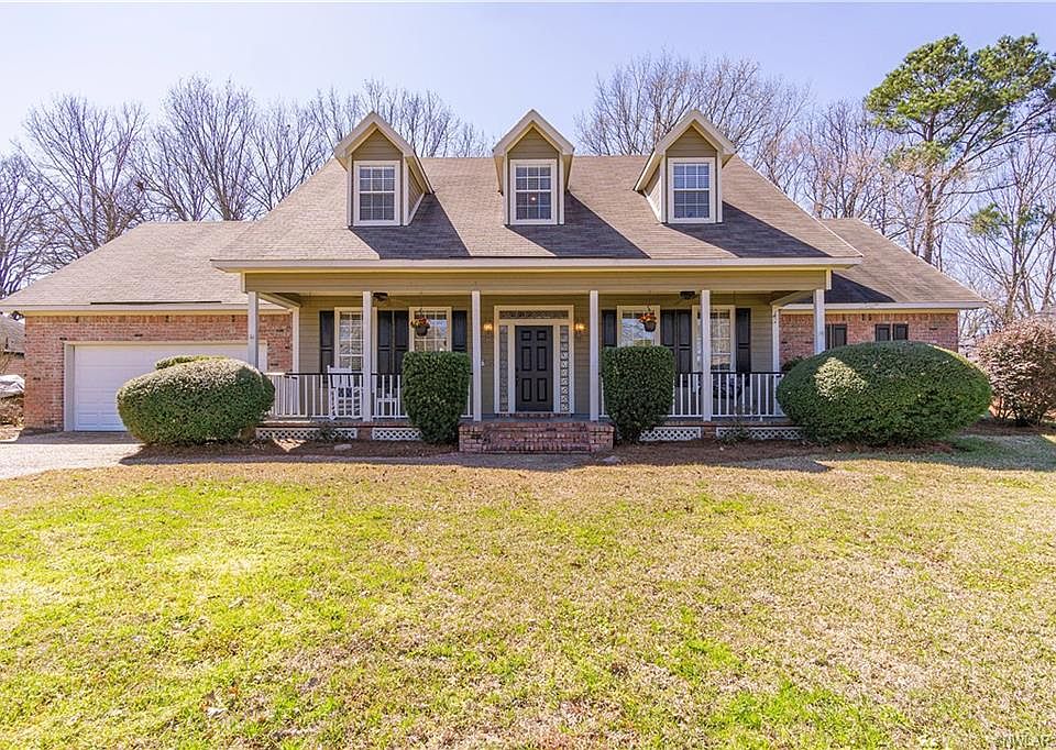 1st image of 208 Country Club Dr