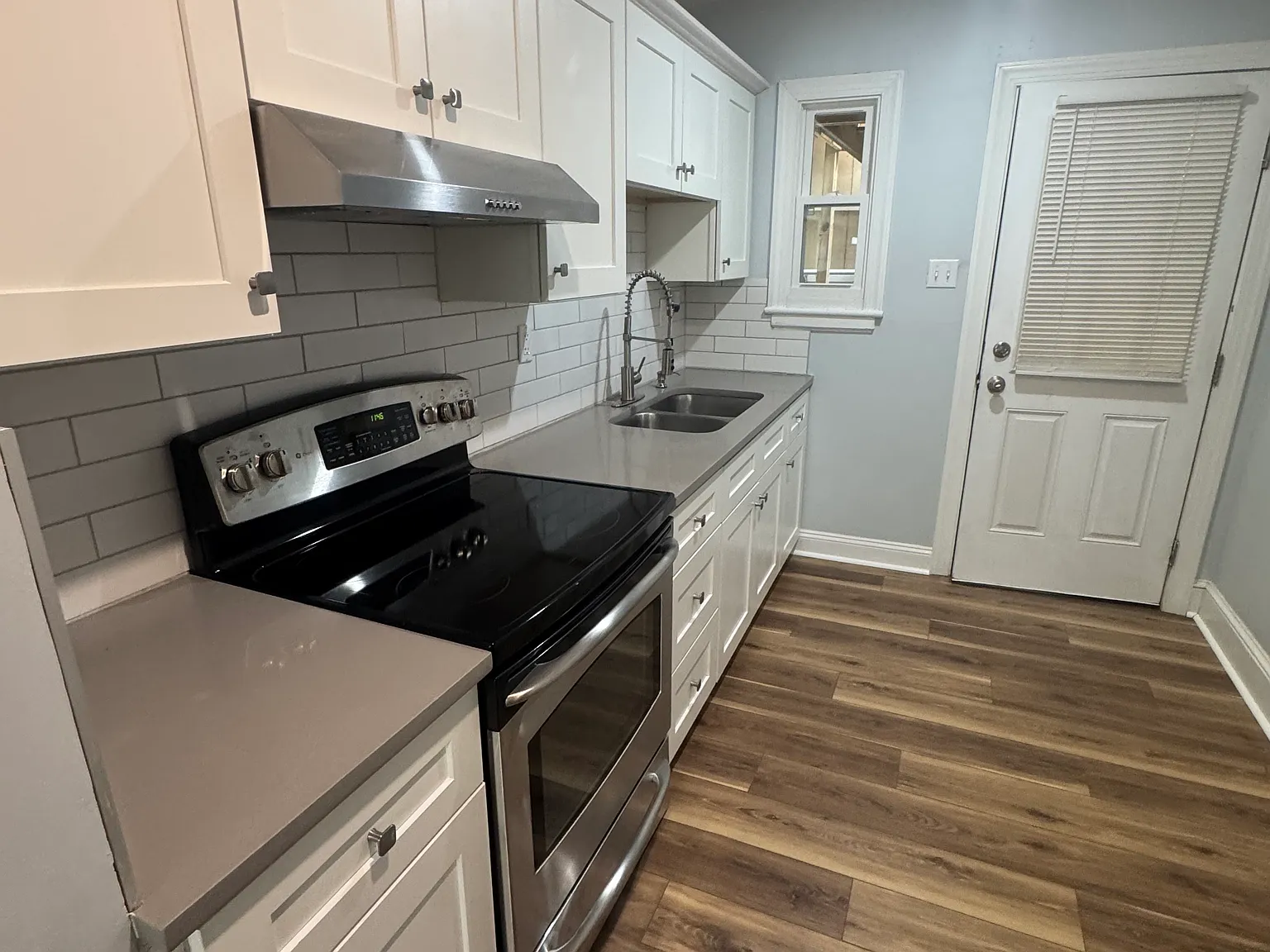 3 bed, 987 sqft, $1,825 — Photo 3