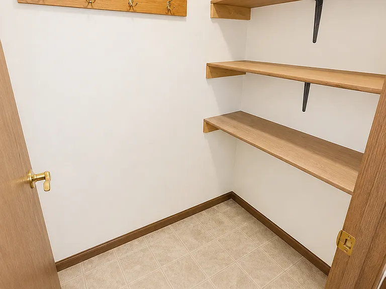 201 - 207 West Win Heights — Photo 12