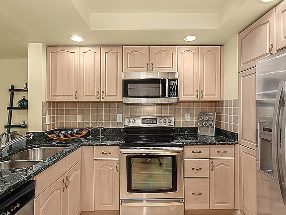 5th image of 11011 NE 12th St Unit 203