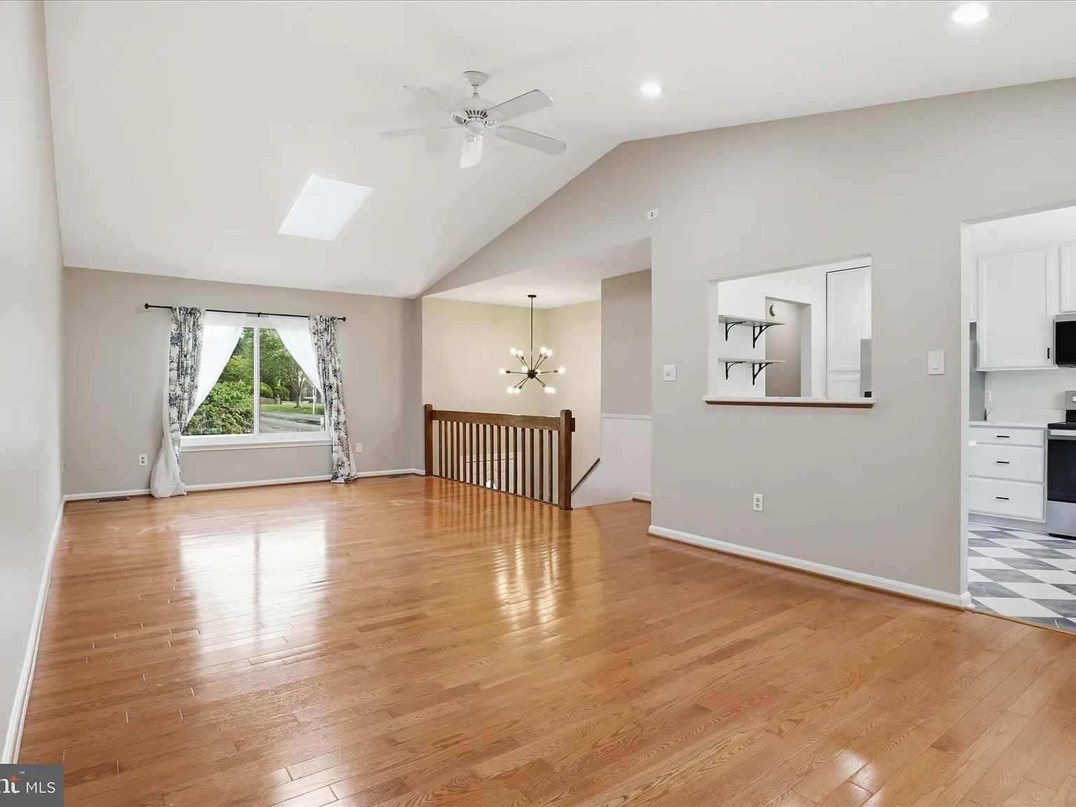 4 bed, 2501 sqft, $3,700 — Photo 3