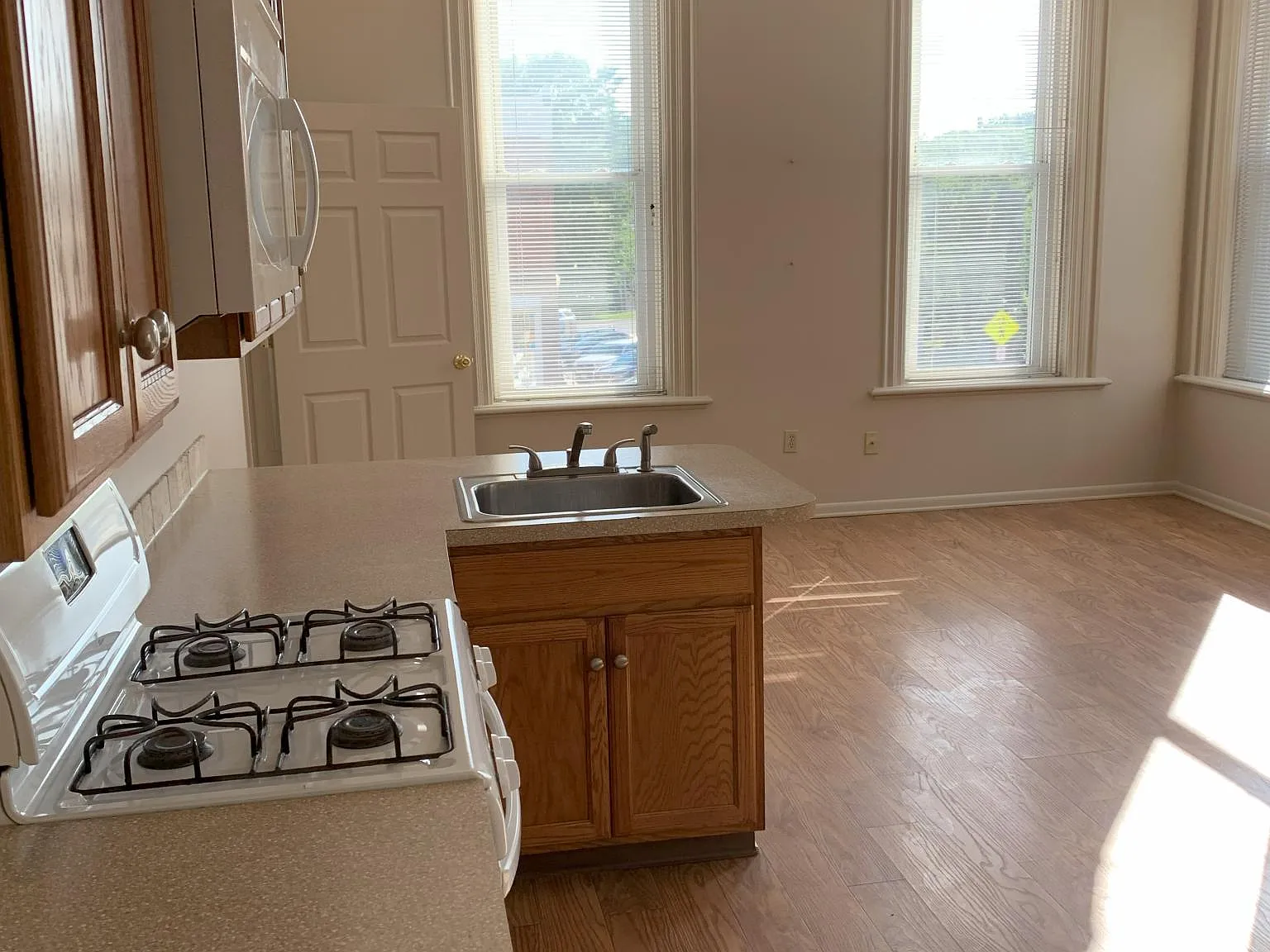 1 bed, 800 sqft, $1,200 — Photo 4