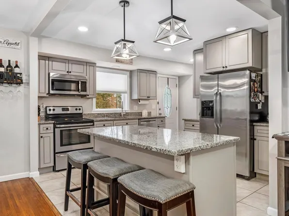 19 Pumpkin Road, Saint James, NY 11780