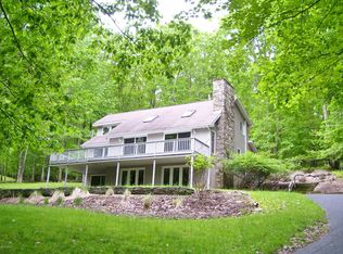 577 Lakeshore Dr, Lakeville, PA 18438