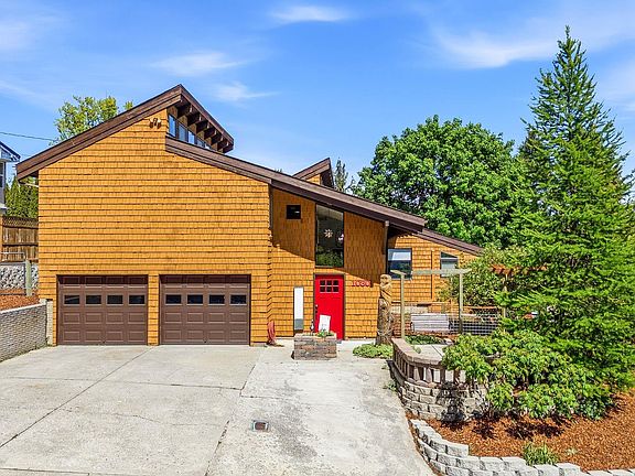 3rd image of 1030 SW Monta Vista Cir