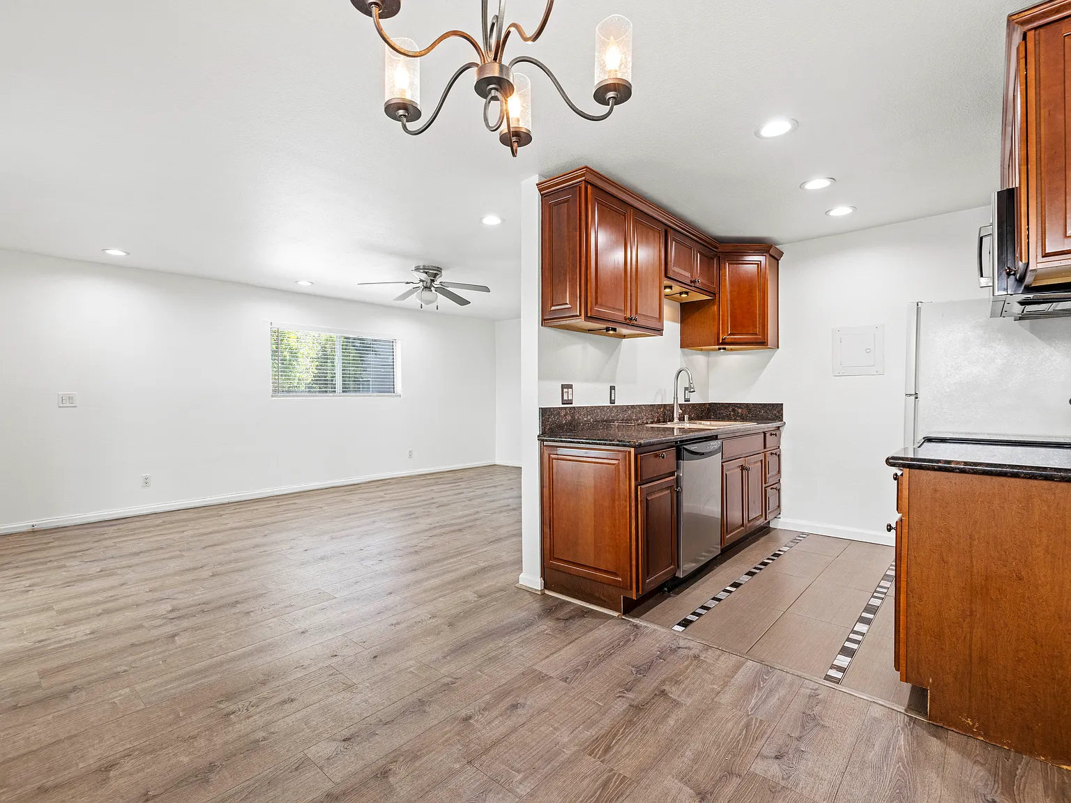 2 bed, 929 sqft, $2,700 — Photo 2