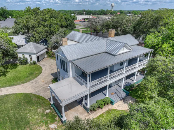 214 S PECAN AVE, Luling, TX 78648