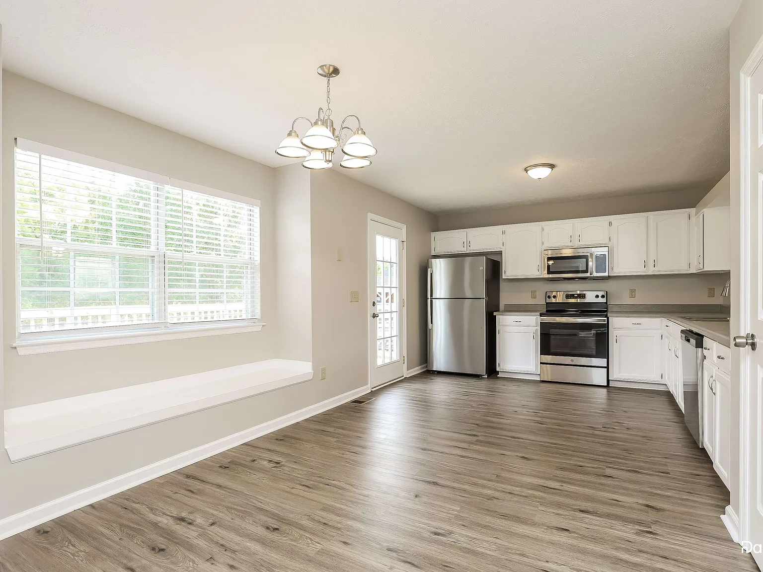 3 bed, 2.5 bath, 1914 sqft, $2,195 — Photo 3