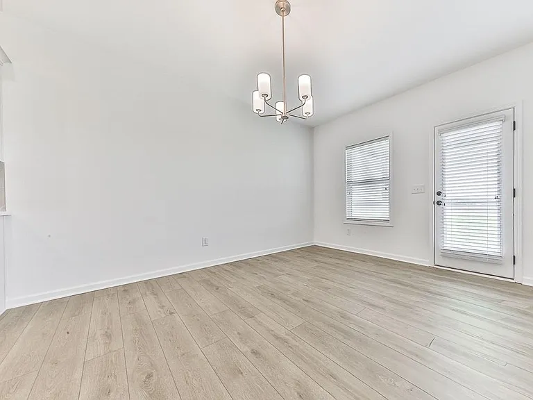 611 Elwick Ln — Photo 9