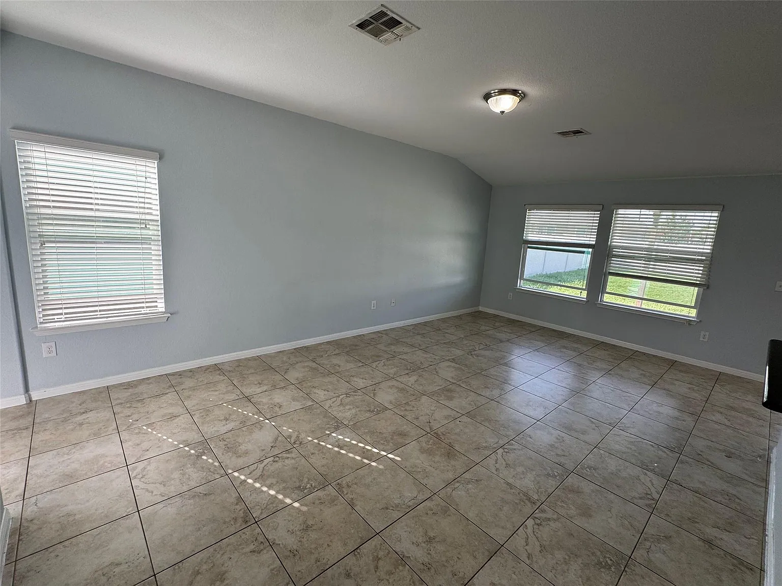 3 bed, 2.0 bath, 1402 sqft, $1,950 — Photo 3