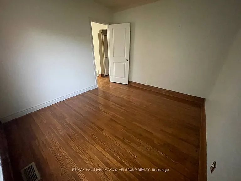 54 Highland Park Blvd E — Photo 8