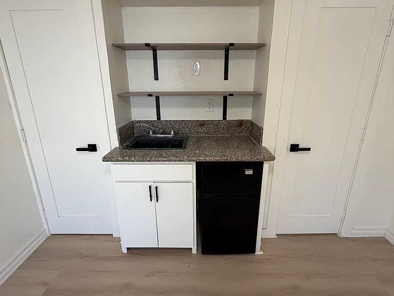 1411 Crenshaw Blvd #5 — Photo 2