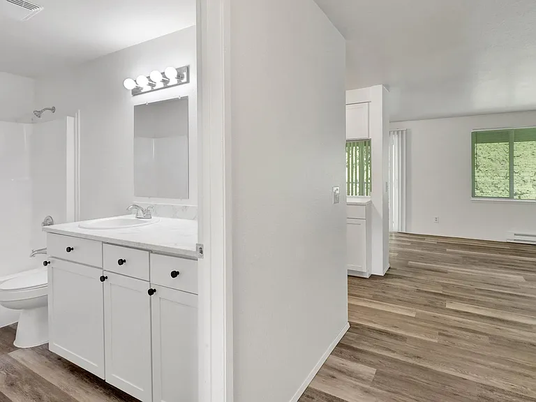 1060 York St — Photo 16