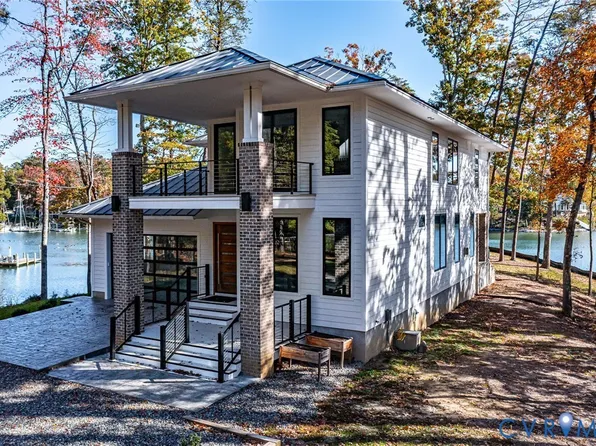 212A Gordon Dr, Weems, VA 22576