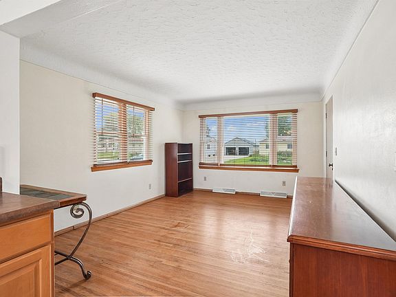 3rd image of 512 Maple St
