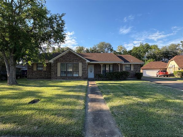 606 Dogwood St